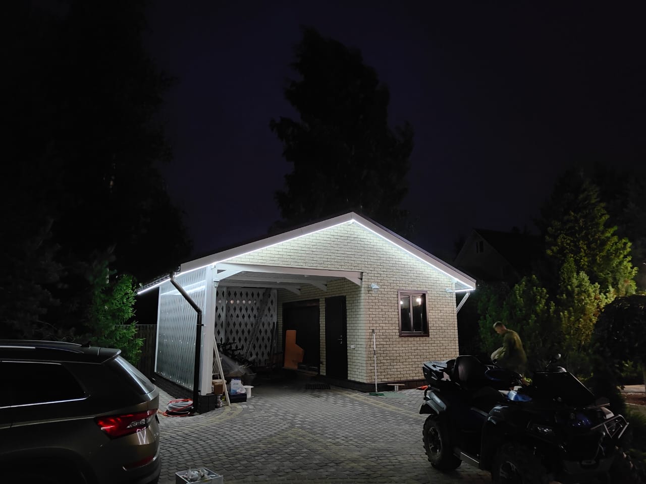Подсветка фасада гаража