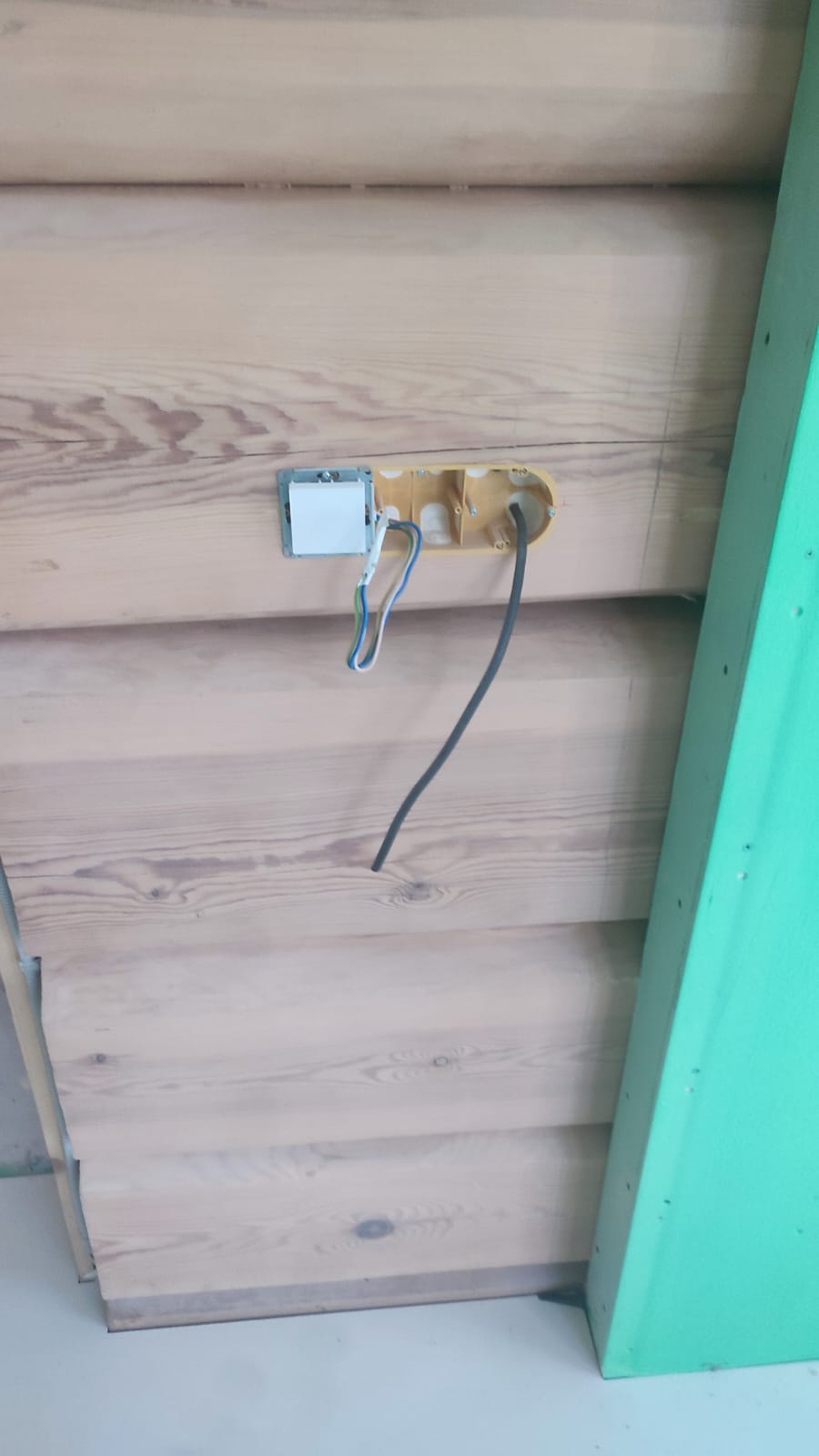 Монтаж выключателя в деревянном доме